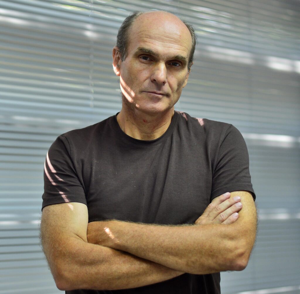 Reacția lui Cristian Tudor Popescu după ce fanii lui Călin Georgescu au aprins lumânări cu inițialele sale la Arestul Central