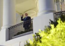 Trump a plecat din spital și a spus că reia curând campania. Ajuns la Casa Albă, și-a dat jos masca (Video)