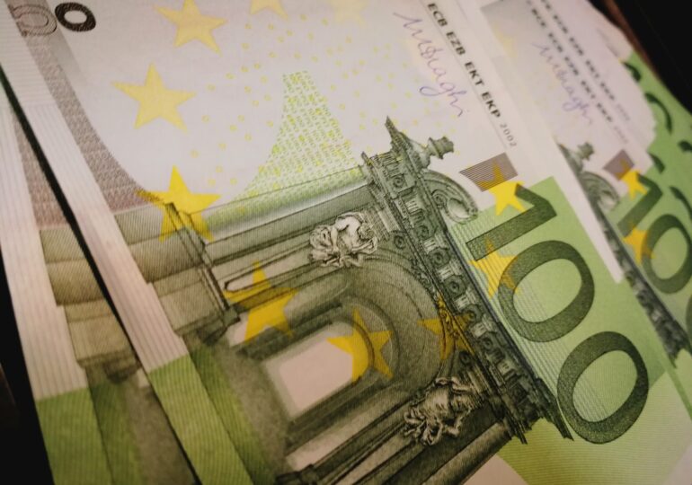 Curs valutar: O nouă zi de creștere uşoară pentru euro, dar dolarul scade