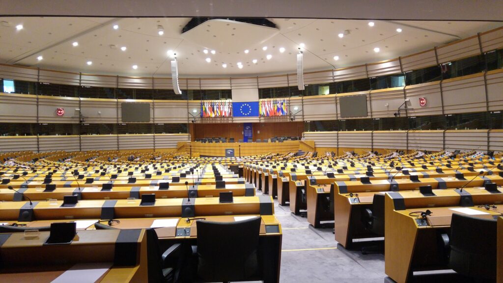 Scandal la Bruxelles: Grup acuzat de propagandă pro-rusă și teorii cu extratereștri, primit în Parlamentul European