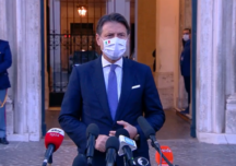 Masca devine obligatorie în aer liber în toată Italia
