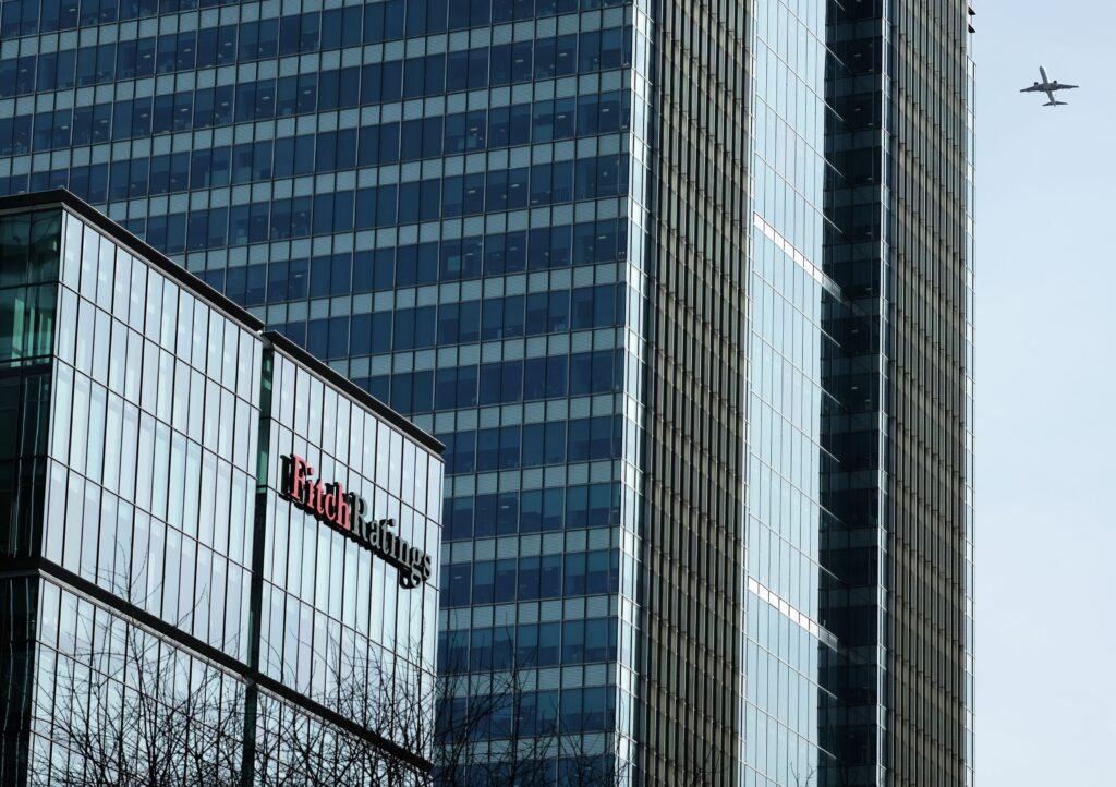Fitch Ratings menține ratingul României, dar cu perspectivă negativă. Deficitele mari și datoria în creștere rămân principalele riscuri