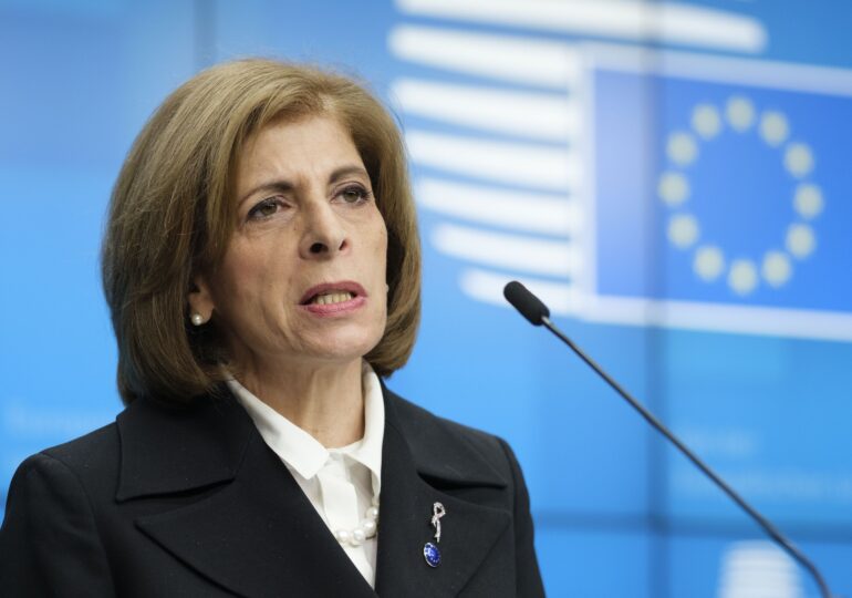 Comisarul european pentru Sănătate cere țărilor UE să impună restricții populației