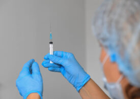 Tătaru, despre vaccinul anti-COVID: Sunt eşantioane care vor veni lunar. Cei peste 18 ani şi fără afecțiuni vor fi ultimii care îl vor primi