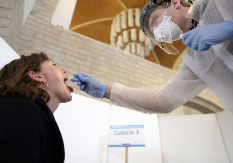 Spitalele din Belgia sunt aproape de capacitatea maximă. Personalul vine și infectat la serviciu, pentru a face față numărului mare de bolnavi