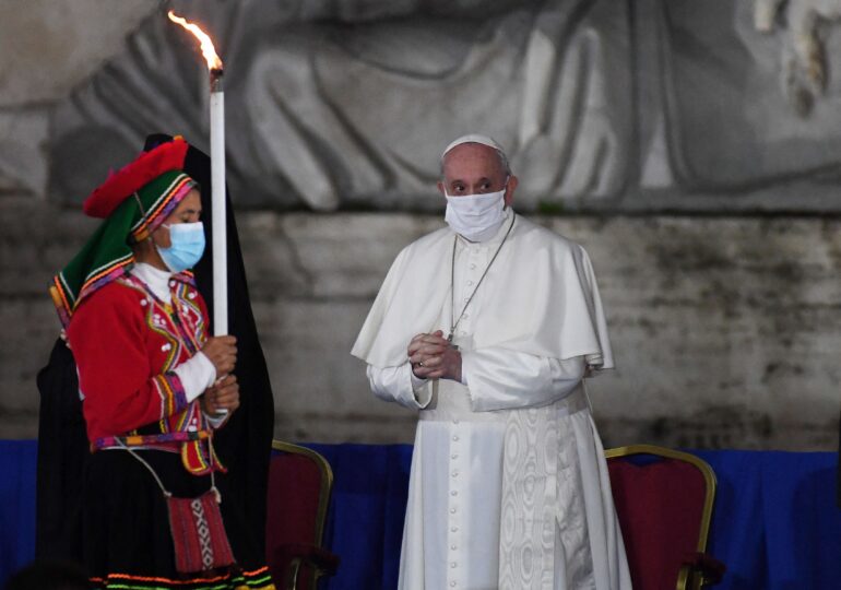 Papa va oficia slujbele de Crăciun fără public - pentru a nu pune în pericol credincioșii, acestea vor fi transmise online