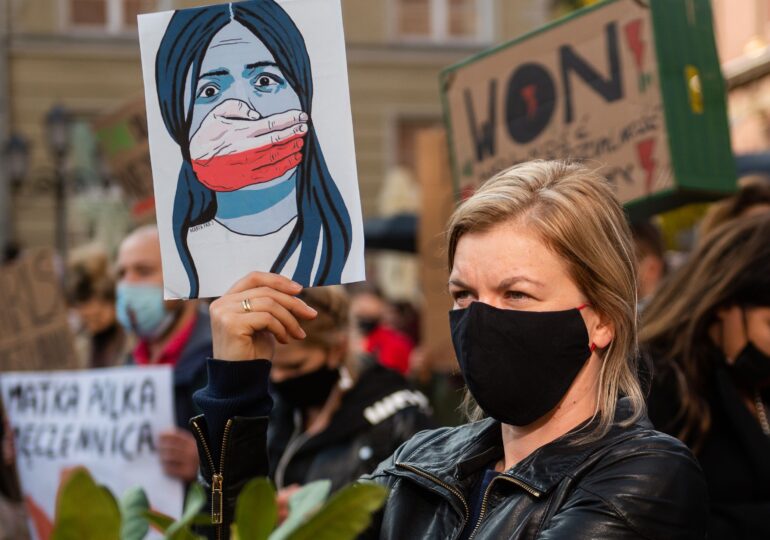 Orașe blocate de manifestanți în Polonia, unde guvernul naţionalist și ultracatolic a restricționat avortul ca în România lui Ceaușescu