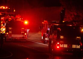 Incendii puternice de vegetaţie în California. Doi pompieri au fost grav răniţi, drumurile sunt blocate de flăcări şi 90.000 de persoane au fost evacuate (Foto&Video)