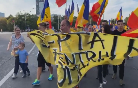 Sute de oameni au mărşăluit în București. Restabilirea dreptului la protest, printre revendicări (Video)