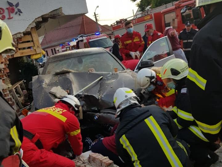 Satu Mare: O femeie a murit într-o florărie, zdrobită de o mașină proiectată de alt vehicul (Foto)