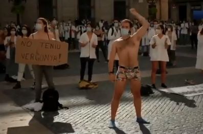 Protest inedit al medicilor spanioli: S-au dezbrăcat în stradă ca să-și ceară drepturile (Foto&Video)