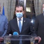 Premierul Ludovic Orban, în timpul declaraţiei susţinute la sediul Ambasadei României la Paris. El este însoțit de miniștrii Virgil Popescu și Nicolae Ciucă.