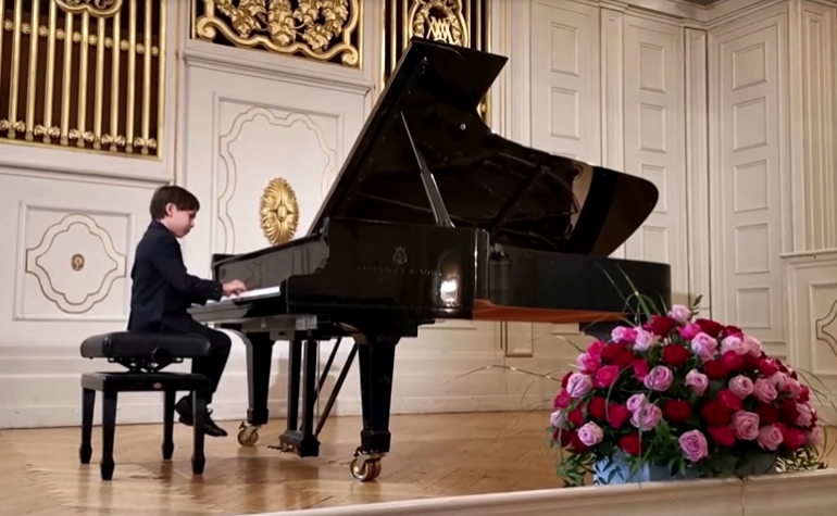 Un băiețel de doar șase ani uimește o lume întreagă prin talentul său la pian (Video)