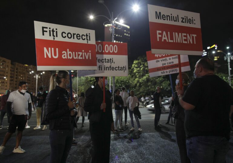 Sute de persoane protestează în Piața Victoriei faţă de decizia de a fi închise din nou restaurantele şi cafenelele din Capitală