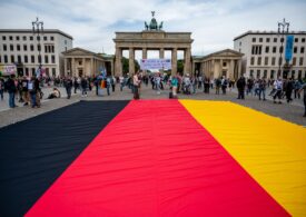 Vara protestelor: De la democraţia din Balcani la covidioţia din Germania