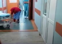 Șobolan filmat într-un spital din Capitală: Hai să întoarcem targa. Nu mai vrea să iasă, fii atent! (Video)