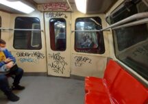 Abia din 2023 scăpăm de metrourile vechi. Cum explică Metrorex mizeria din vagoane: Sunt pictate în mers!