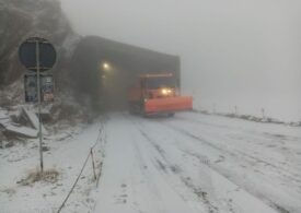 A nins la Bâlea. Drumarii au împrăştiat două tone de sare pe Transfăgărăşan