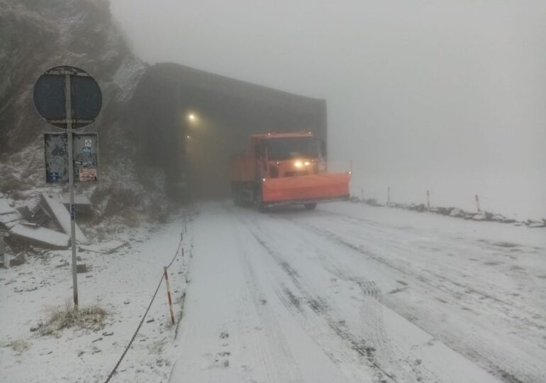 A nins la Bâlea. Drumarii au împrăştiat două tone de sare pe Transfăgărăşan