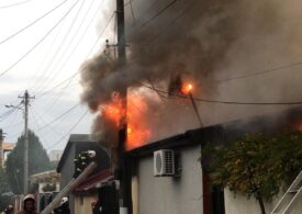 Incendiu puternic la 4 case din Sectorul 3. Maşinile de pompieri înaintează cu greu pe străzile înguste