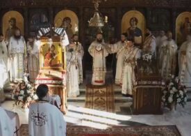 Slujbă cu peste 20 de preoți, unul lângă altul şi fără să poarte mască, la o mânăstire din Suceava (Video)