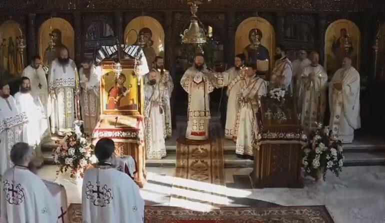 Slujbă cu peste 20 de preoți, unul lângă altul şi fără să poarte mască, la o mânăstire din Suceava (Video)