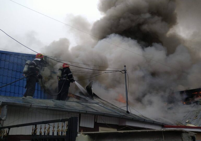 Incendiu puternic în Sectorul 3 al Capitalei: 4 case şi anexe sunt cuprinse de flăcări (Foto)
