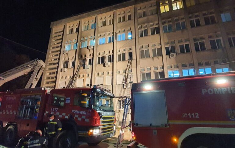 Incendiul de la spitalul din Piatra Neamț: 10 morți și 7 răniți. Primele informații despre sursa focului. Doctorii belgieni sunt optimiști în ce-l privește pe medicul erou (Foto şi video)