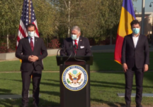 Captură video din timpul declarațiilor de presă susținute de premierul Ludovic Orban după întâlnirea cu ambasadorul Statelor Unite ale Americii în România, Adrian Zuckerman, și cu primarul general al Capitalei, Nicușor Dan.