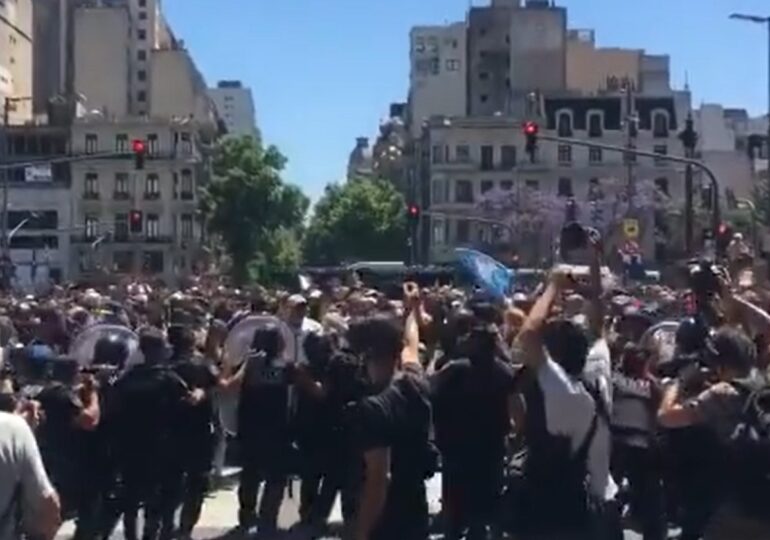Incidente la înmormântarea lui Maradona: Poliția a folosit gaze lacrimogene (Video)