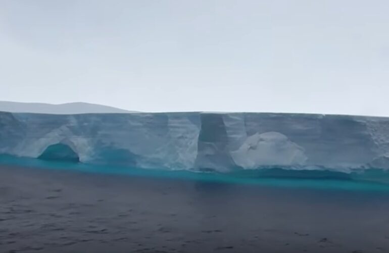 Un aisberg uriaș se îndreaptă către o insulă din Atlantic care e doar puțin mai mare decât el (Video)