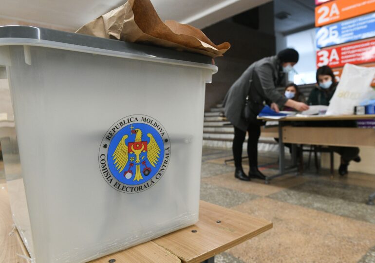 <span style="color:#990000;">Alegeri în R. Moldova</span> Prezență scăzută la vot, mai mică decât la alegerile din 2019