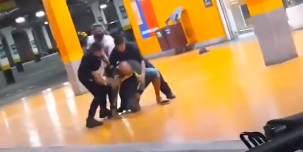 Violenţe în Brazilia după ce un bărbat de culoare a fost ucis de doi agenţi de pază ai unui supermarket (Video)