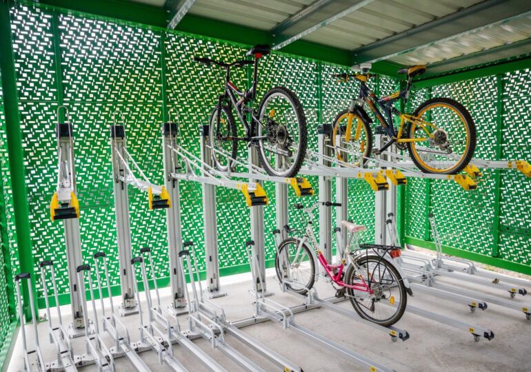 Boc a inaugurat la Cluj primele containere securizate unde îți poți lăsa bicicleta