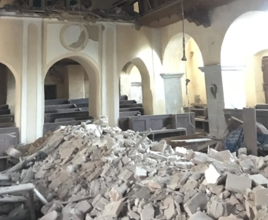 Tavanul unei biserici monument istoric s-a prăbuşit în judeţul Sibiu (Foto)