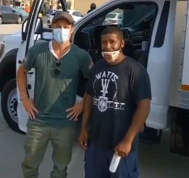 Brad Pitt a ieşit de zeci de ori incognito pe străzile din Los Angeles, ca să împartă mâncare săracilor  (Foto&Video)