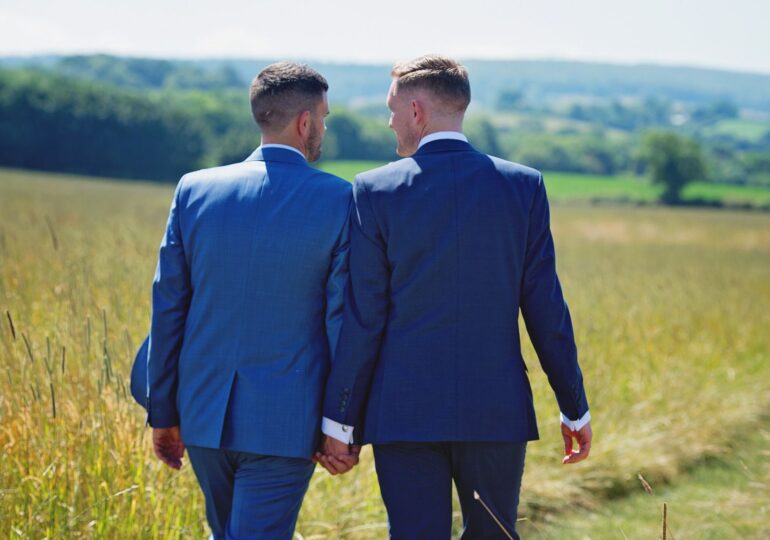 Prima căsătorie gay din Grecia, cu poliție și amenințări