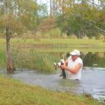 Un pensionar din Florida și-a salvat cu mâinile goale cățelul tras în adâncuri de un aligator (Video)