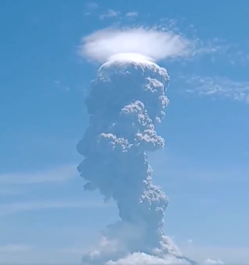 Vulcanul Lewotolo din Indonezia a intrat în erupţie: Aeroportul local a fost închis (Video)