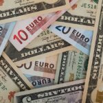 Nou maxim istoric pentru dolar, care se apropie de 5 lei. Euro a căzut din nou