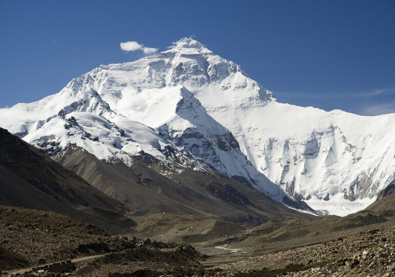 Plasticul a cucerit și Everestul: Cum am ajuns să poluăm și cel mai înalt munte din lume