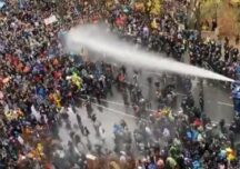 Poliția a folosit tunuri cu apă la un protest uriaș anti-mască din Berlin. 200 de manifestanți au fost reținuți