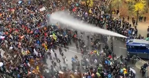 Poliția a folosit tunuri cu apă la un protest uriaș anti-mască din Berlin. 200 de manifestanți au fost reținuți