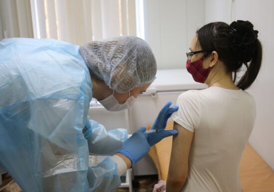 Cum se împart la noi vaccinurile anti-COVID, întâi prin ministere și apoi la grupele de risc?
