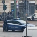 Jaf cu luare de ostatici într-o bancă din Milano. Hoții au fugit prin sistemul de canalizare (Video)