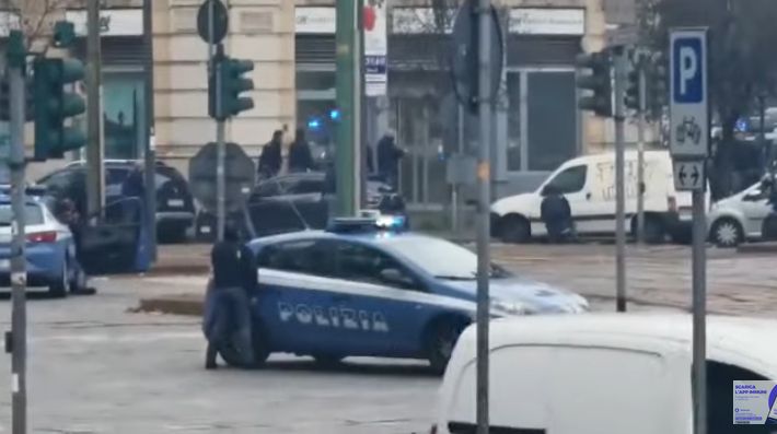 Jaf cu luare de ostatici într-o bancă din Milano. Hoții au fugit prin sistemul de canalizare (Video)