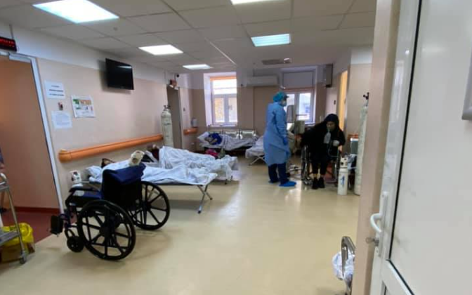 Imagini dramatice la Matei Balș: Pacienţii stau pe scaune la oxigen, terapia intensivă s-a mutat pe holuri