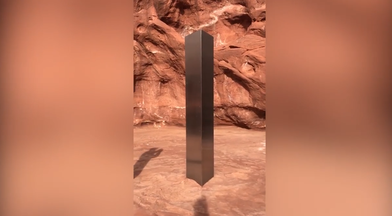Un obiect misterios de metal  a apărut în mijlocul deșertului. Autoritățile întreabă: Are cineva idee ce poate fi?