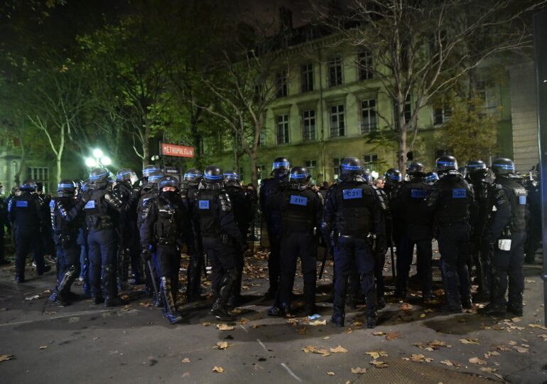 Parlamentul francez a adoptat un articol de lege controversat ce limitează difuzarea de imagini ale poliţiştilor în timpul intervenţiilor