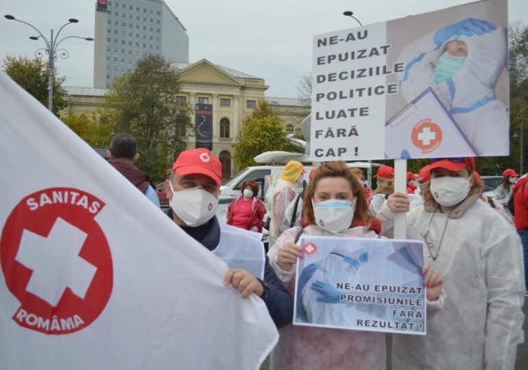 Angajații din Sănătate protestează la Guvern după incendiul de la Piatra Neamț: Tragedia se poate repeta. Sunt clădiri gata să cadă, instalații vechi de 50-60 de ani